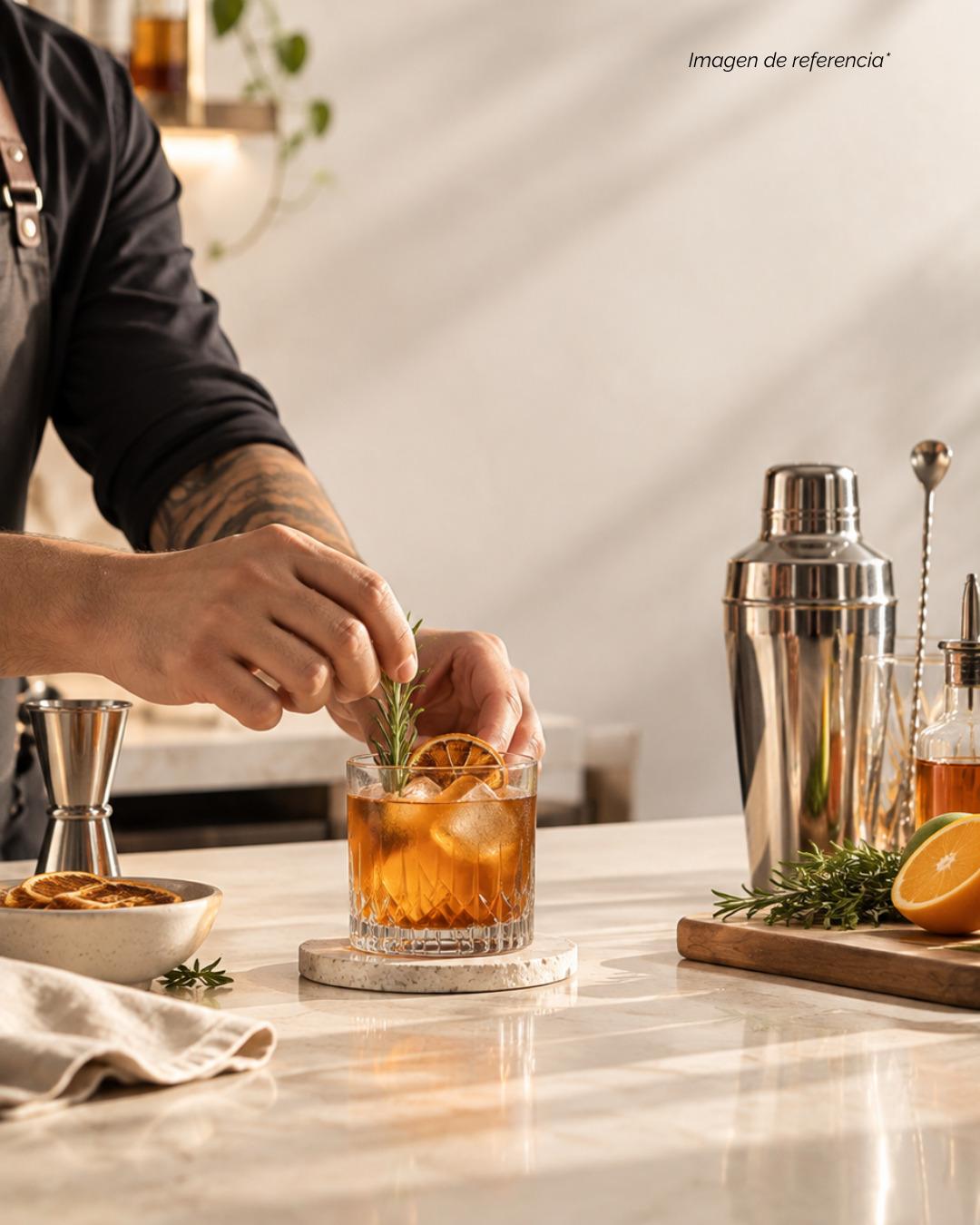 Bartender preparando un coctel — Diplomado en Gerencia y Montaje de Bares y Restaurantes, Gato Dumas Barranquilla